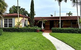 Adorable 2-Bedroom House With Free Parking